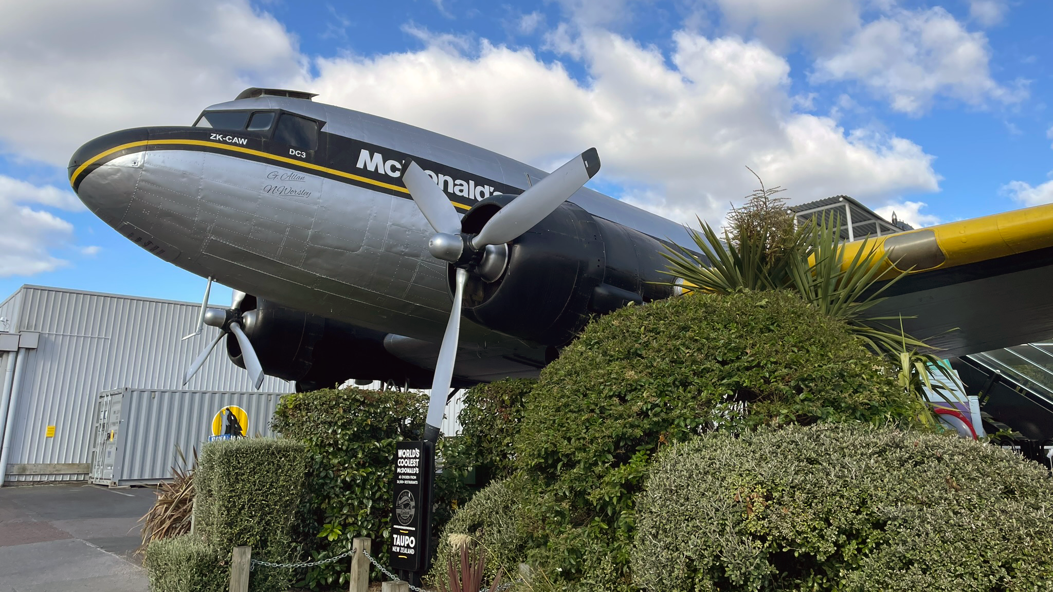 Najfajniejszy na świecie McDonald's to samolot DC-3 w Nowej Zelandii