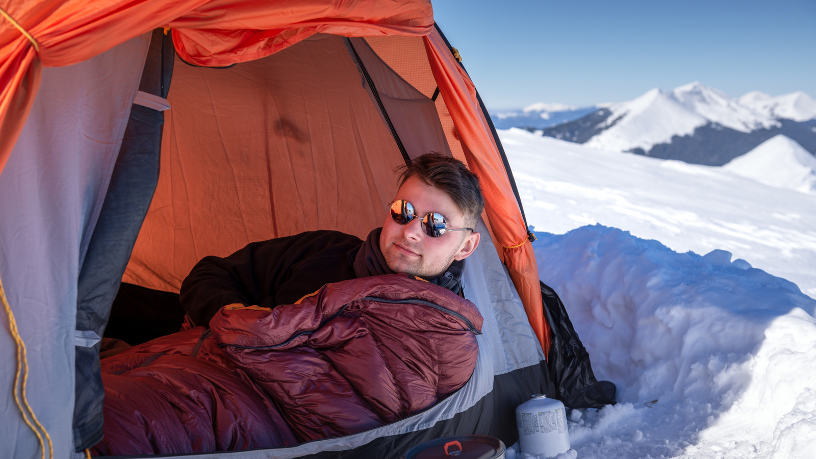 Dodaj ten trik do swoich zimowych zajęć na kempingu, aby zapewnić sobie ciepło w śpiworze