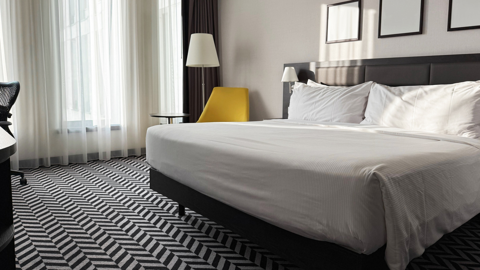 Niepokojący powód, dla którego należy unikać pozostawiania bagażu na podłodze pokoju hotelowego