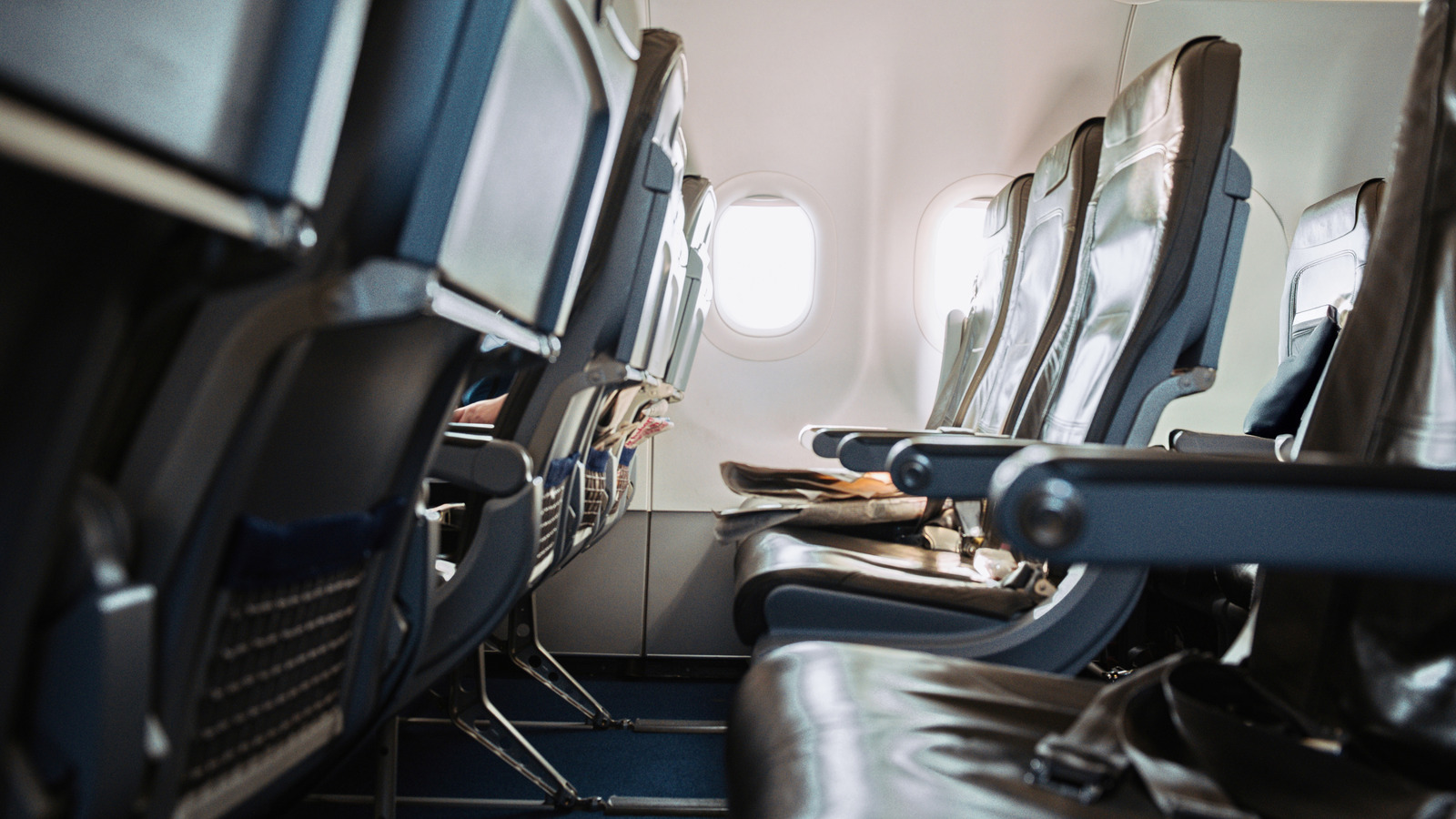 Ten frustrujący aspekt latania wywołuje gorącą debatę wśród podróżnych